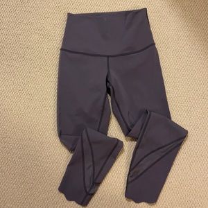 Lululemon wunder under scallop 24” Moonwalk Size 4